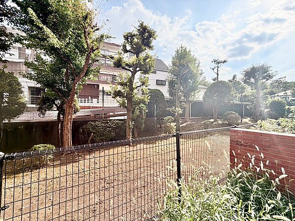 陽当たり・通風・開放感に恵まれた環境です。