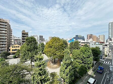 眺望や窓からの景色が良いと、家で過ごす時間も快適です。