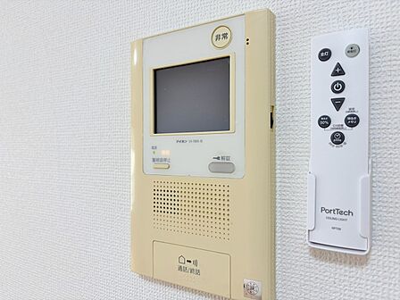 誰が来てもわかる様にモニター付きインターホンを設置。