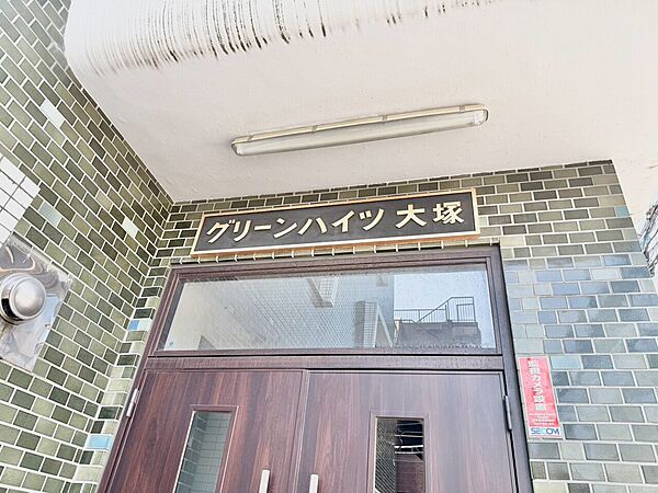 スタイリッシュなエンブレム。お洒落なマンションは入り口から。
