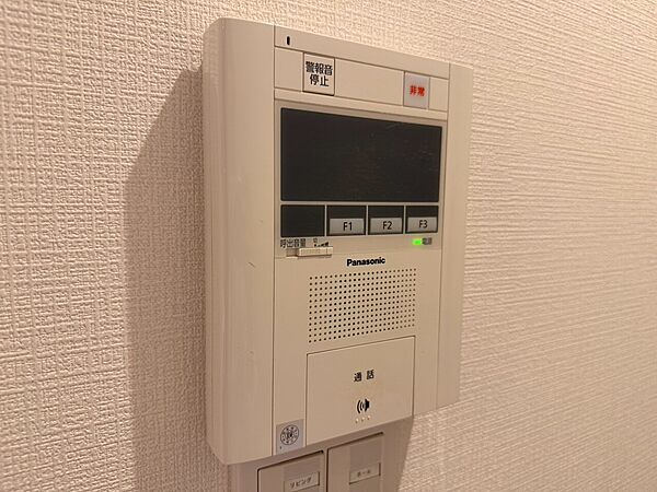 誰が来てもわかる様にモニター付きインターホンを設置。