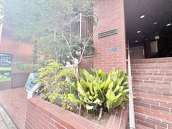 マンションの敷地内には、中庭もございます。
