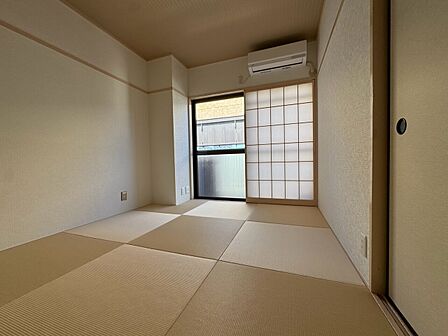 清かで艶やかな時間をもたらしてくれる室内です。