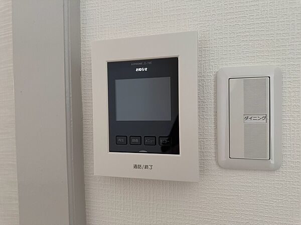誰が来てもわかる様にモニター付きインターホンを設置。