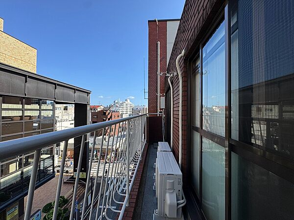 朝の澄んだ空気や、夕方に吹く清々しい風を感じられるバルコニー。