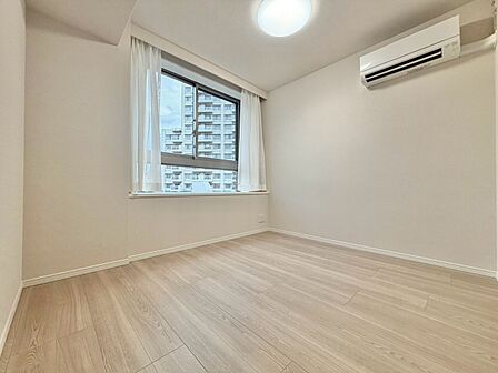 清かで艶やかな時間をもたらしてくれる室内です。