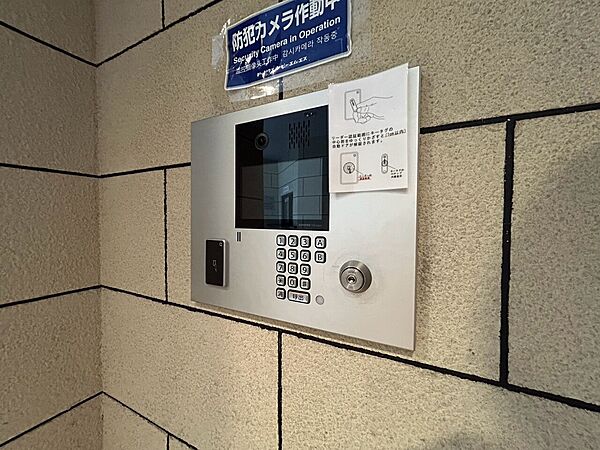 誰が来てもわかる様にモニター付きインターホンを設置。