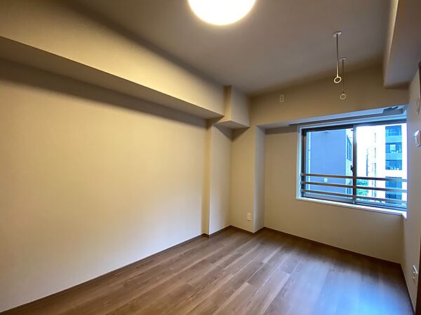 清かで艶やかな時間をもたらしてくれる室内です。