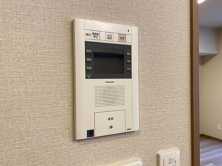 誰が来てもわかる様にモニター付きインターホンを設置。