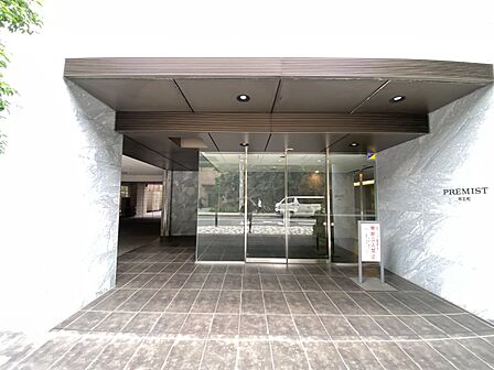 上質感漂う玄関アプローチです。