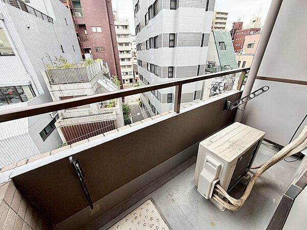 朝の澄んだ空気や、夕方に吹く清々しい風を感じられるバルコニー。
