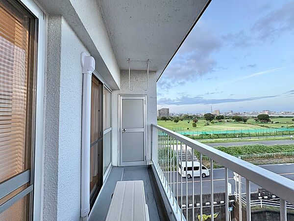 朝の澄んだ空気や、夕方に吹く清々しい風を感じられるバルコニー。