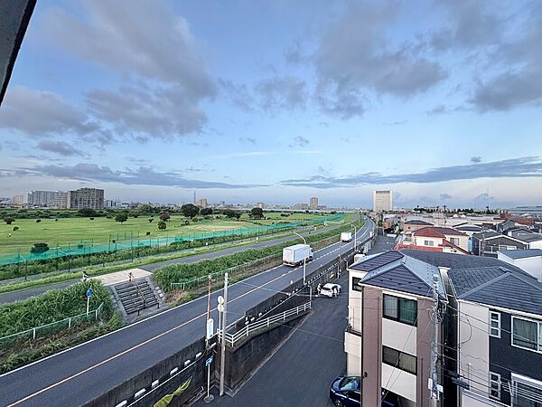 陽当たり・通風・開放感に恵まれた環境です。