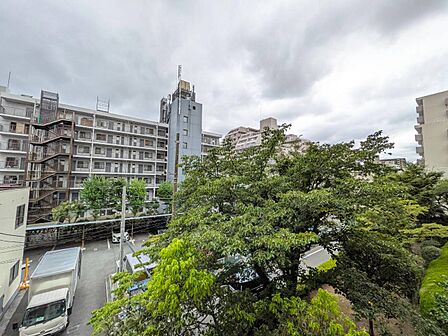 陽当たり・通風・開放感に恵まれた環境です。