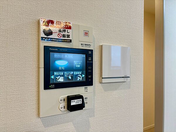 誰が来てもわかる様にモニター付きインターホンを設置。