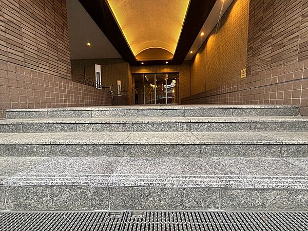 共用部の階段です。明るく清潔に管理されています。