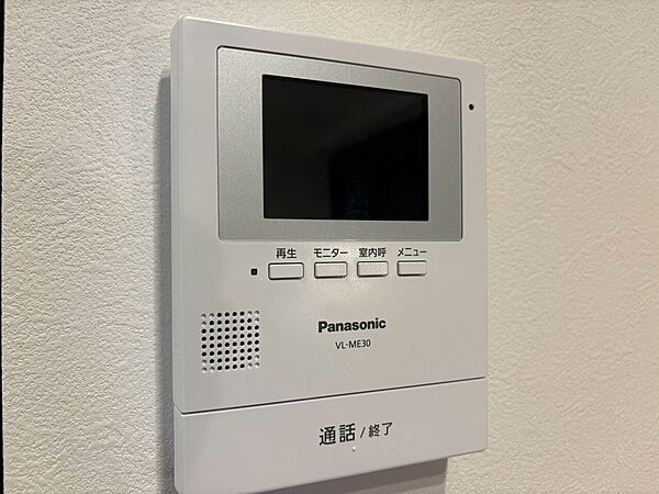誰が来てもわかる様にモニター付きインターホンを設置。