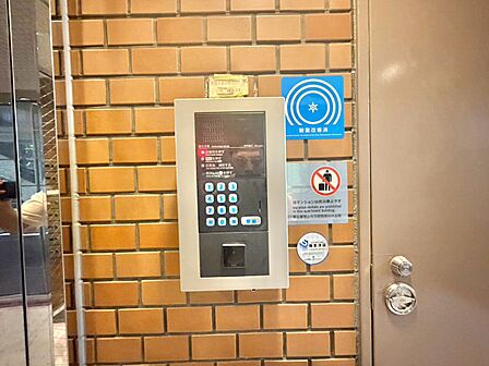 誰が来てもわかる様にモニター付きインターホンを設置。