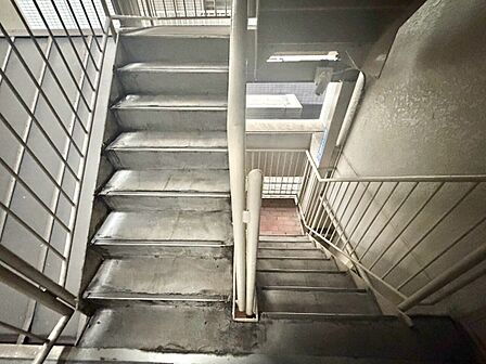 共用部の階段です。明るく清潔に管理されています。