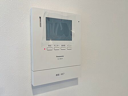 誰が来てもわかる様にモニター付きインターホンを設置。