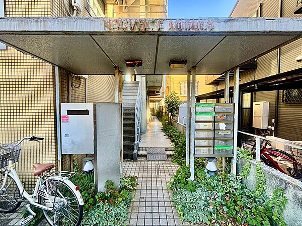 上質感漂う玄関アプローチです。