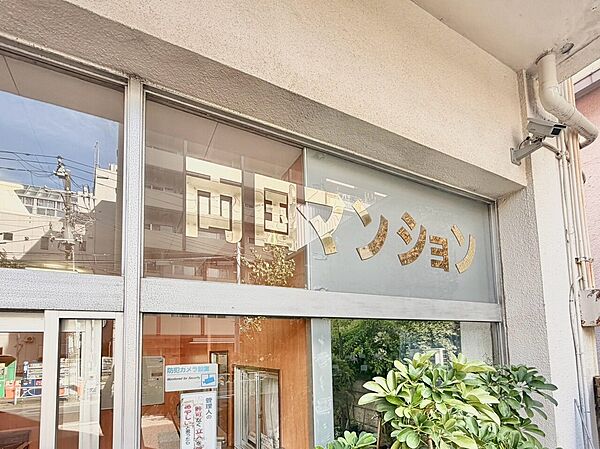 スタイリッシュなエンブレム。お洒落なマンションは入り口から。