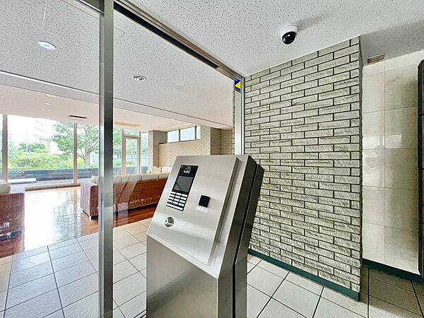 誰が来てもわかる様にモニター付きインターホンを設置。