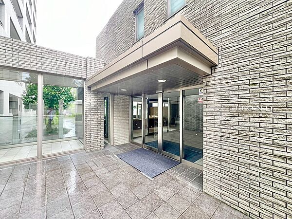 上質感漂う玄関アプローチです。
