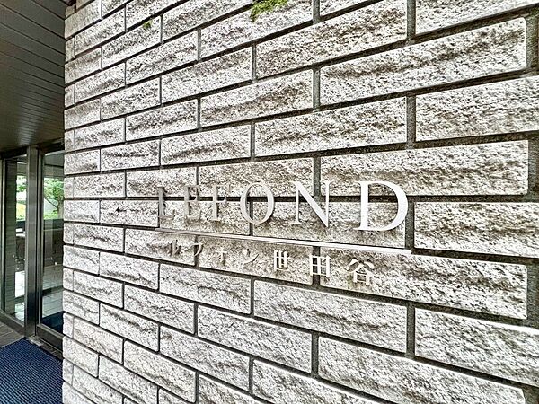 スタイリッシュなエンブレム。お洒落なマンションは入り口から。