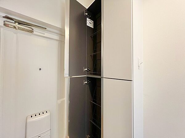 家電やスーツケース、ストック品など何でも片付く嬉しい空間です。