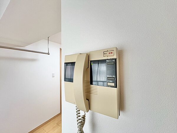 誰が来てもわかる様にモニター付きインターホンを設置。