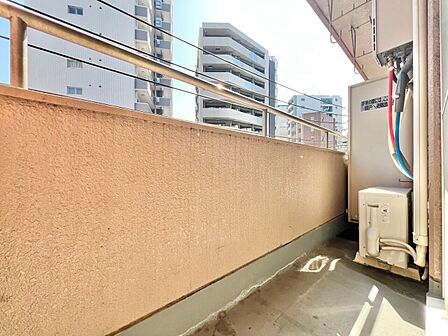 朝の澄んだ空気や、夕方に吹く清々しい風を感じられるバルコニー。