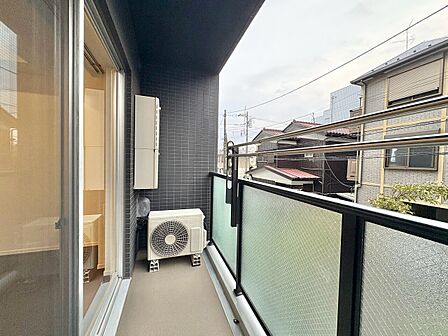 朝の澄んだ空気や、夕方に吹く清々しい風を感じられるバルコニー。