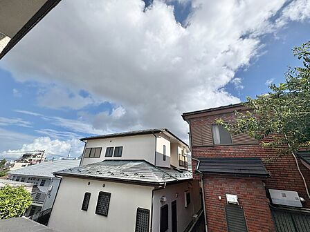 陽当たり・通風・開放感に恵まれた環境です。