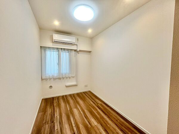 清かで艶やかな時間をもたらしてくれる室内です。