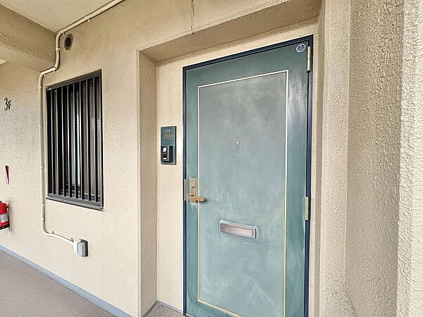 清潔感のある落ち着いた雰囲気の玄関です。