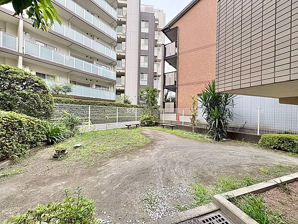 マンションの敷地内には、中庭もございます。