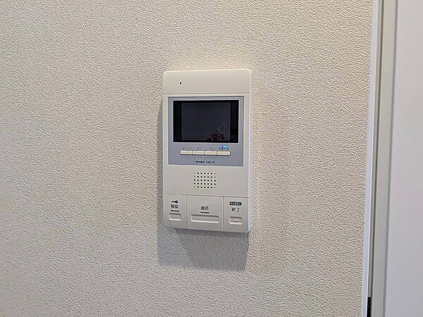 誰が来てもわかる様にモニター付きインターホンを設置。