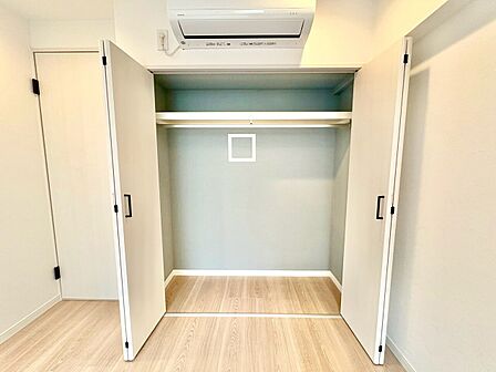 家電やスーツケース、ストック品など何でも片付く嬉しい空間です。