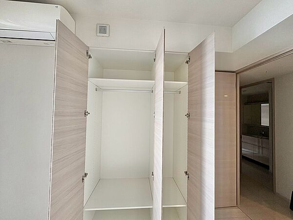 家電やスーツケース、ストック品など何でも片付く嬉しい空間です。