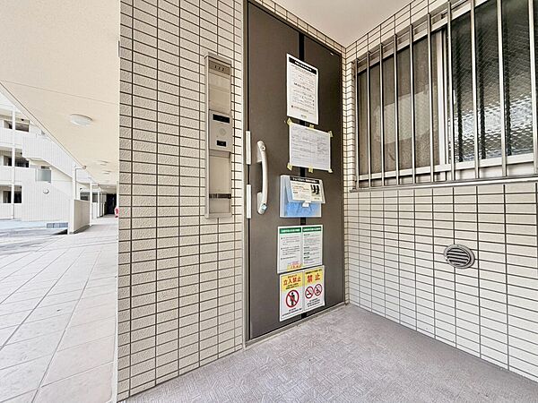 清潔感のある落ち着いた雰囲気の玄関です。
