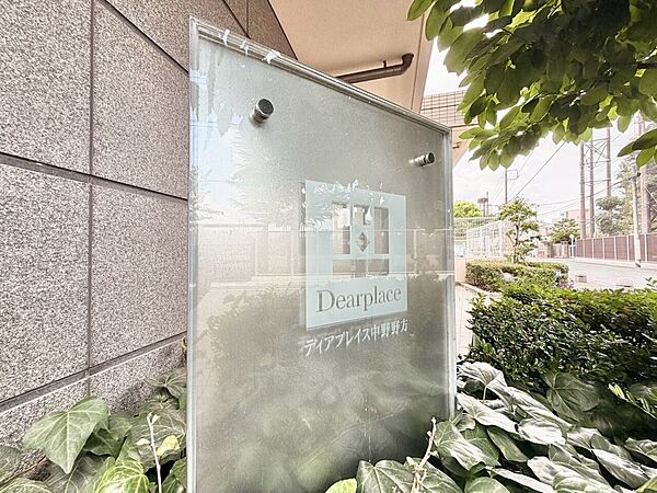 スタイリッシュなエンブレム。お洒落なマンションは入り口から。