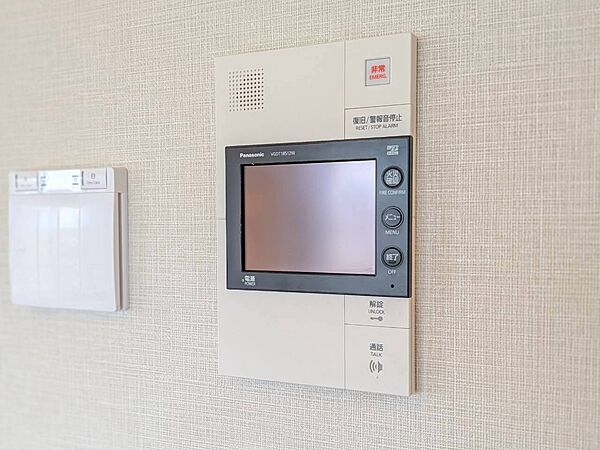 誰が来てもわかる様にモニター付きインターホンを設置。