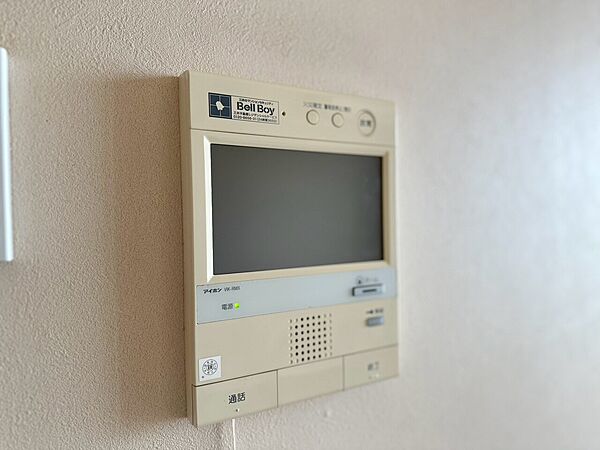 誰が来てもわかる様にモニター付きインターホンを設置。