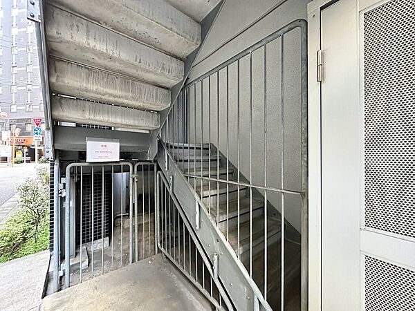 共用部の階段です。明るく清潔に管理されています。