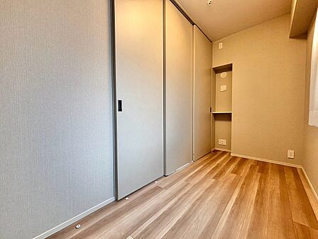 清かで艶やかな時間をもたらしてくれる室内です。