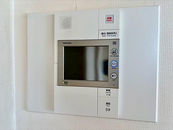 誰が来てもわかる様にモニター付きインターホンを設置。