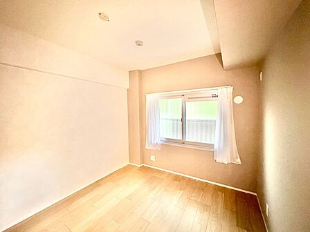 清かで艶やかな時間をもたらしてくれる室内です。