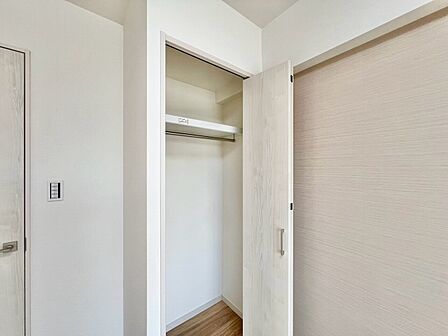 家電やスーツケース、ストック品など何でも片付く嬉しい空間です。