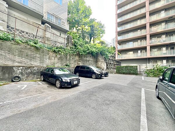 駐車スペースが嬉しいですね。※空き状況は都度ご確認下さい。